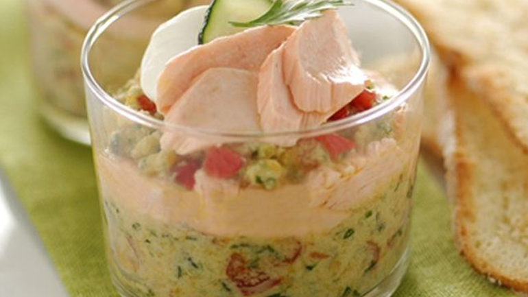 Ποτηράκια σολομού σε σάλτσα ντομάτας και πιπεριάς